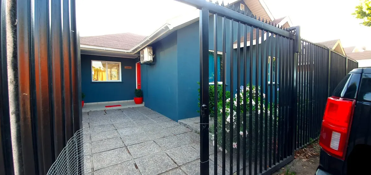Casa aislada · Jardín con riego automático · Microbarrio privado - Miniatura 7